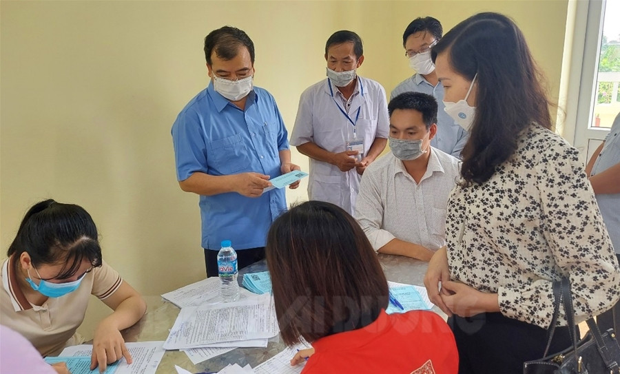 Phó Chủ tịch UBND tỉnh Nguyễn Minh Hùng kiểm tra tiêm vaccine Covid-19 tại Gia Xuyên